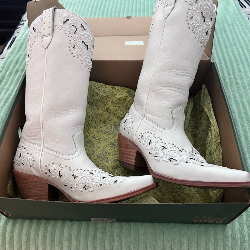 Shyanne White Heeled Boots with Western Elegance